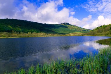 Trossachs Ulusal Parkı, A82 ve A85 ile kolayca ulaşılabilen harika panoramik görüntüler sunuyor..