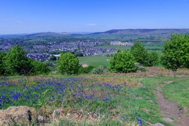 Skipton, İngiltere 'nin Kuzey Yorkshire şehrinde, Draughton Heights' tan görülebilen yepyeni konutları olan popüler ve genişleyen bir şehirdir..