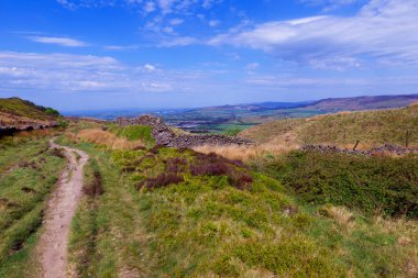 Skipton, North Yorkshire, İngiltere 'deki Draughton Heights' ın tepesindeki muhteşem manzarayı yakalayıp tadını çıkarıyoruz..