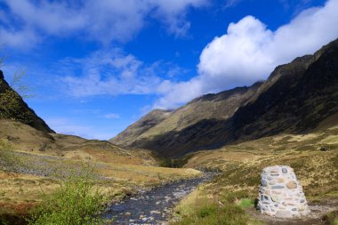Glencoe 'nun üç kız kardeşinin altındaki Kayıp Vadi' de dağ ve bozkır manzaralarından oluşan muhteşem bir manzara sunuluyor. Buzlu dağların zirvesine tırmanılabilecek bir yaklaşım..