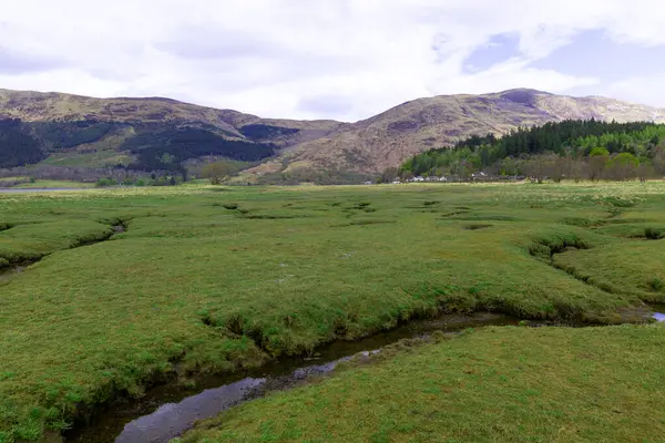 Leven Gölü denize açılıyor, Glencoe 'nun batısında, İskoçya İskoçya' da. Manzara gelgitlerin davranışlarıyla şekillenir..