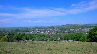 Skipton, İngiltere 'nin Kuzey Yorkshire şehrinde, Draughton Heights' tan görülebilen yepyeni konutları olan popüler ve genişleyen bir şehirdir..