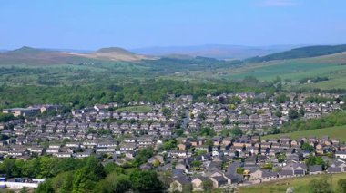 Skipton, İngiltere 'nin Kuzey Yorkshire şehrinde, Draughton Heights' tan görülebilen yepyeni konutları olan popüler ve genişleyen bir şehirdir..