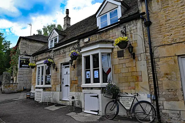 Demiryolu Inn, 30 Mayıs 2025 Cuma günü Ketton, Northamptonshire 'da 11. sınıf özel ilgi gösteren bir binadır..