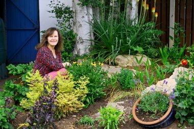 Çekici bir esmer bayanı yeniden tasarlanmış ve dikkatlice gizlenmiş bir tencerenin yanında yakalamak, kesikten yetişmiş bir lavanta bitkisi içerir..