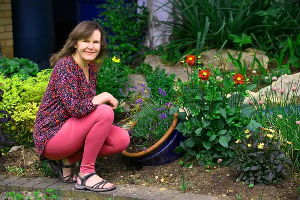 Çekici bir esmer bayanı yeniden tasarlanmış ve dikkatlice gizlenmiş bir tencerenin yanında yakalamak, kesikten yetişmiş bir lavanta bitkisi içerir..