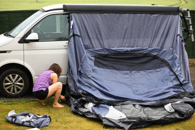 Modern karavan tenteleri, karavanın girişine ek bir oda ve mahremiyet sağlayacak ek bir açık hava odası sağlar..