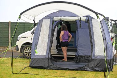 Modern karavan tenteleri, karavanın girişine ek bir oda ve mahremiyet sağlayacak ek bir açık hava odası sağlar..