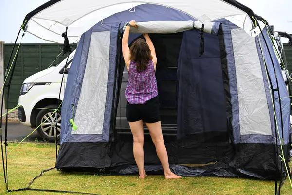 Modern karavan tenteleri, karavanın girişine ek bir oda ve mahremiyet sağlayacak ek bir açık hava odası sağlar..