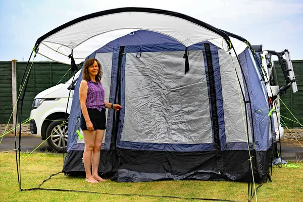 Modern karavan tenteleri, karavanın girişine ek bir oda ve mahremiyet sağlayacak ek bir açık hava odası sağlar..