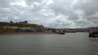 Whitby, İngiltere 'nin kuzeyindeki Yorkshire kentinde Esk Nehri tarafından bölünmüş bir sahil kentidir. Kuzey Denizi 'ne bakan Doğu Kayalıklarında harap olmuş Gotik Whitby Manastırı Stoker' ın 