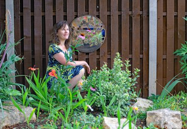 Temmuz 2025 'te, güzel, olgun bir bayanı yakalamak, Japon bahçe tarzını takdir etmek..