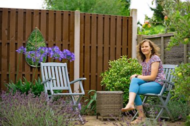 Mor renkli çiçekler arılar için çekicidir ve aynı zamanda insanlara sakinleştirici ve dikkatli kokular verir..