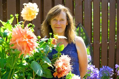 Bir yaz bahçesinin sağladığı neşeyi yakalamak, büyük bir yemek tabağı yıldız çiçeklerinin muhteşem ve renkli bir görüntü sunma potansiyelinden yararlanıyor..