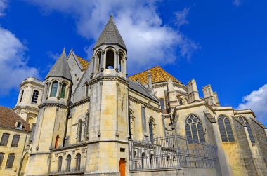 Langres surları, katedrale erişim ve ihtişamlı görüşler ve ilgi çekici noktalar sağlar. Avrupa 'nın en uzun ömürlüleridir..