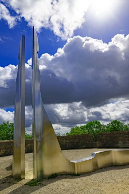 'Hava ve Hayaller' heykeli, Langres, Fransa, ışıldıyor ve yansıyor, sanki 2 Eylül 2025, Salı günü doğanın değişimiyle birmiş gibi..