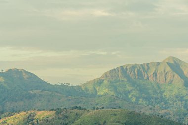 Güzel gökyüzü arkaplanındaki dağ manzarası.