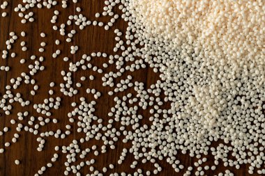 Plastik polimer taneciklerinin yakın çekimi, el tutuşu Polymer kapsülü, polimer plastik, bileşik polimer, plastik kimyasal teknoloji ürünü, yeşil polimer, petrokimyasal reçine.,