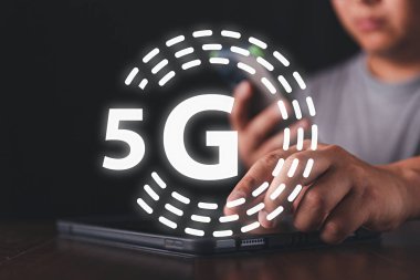 Bilgi bulmak için teknolojiyle çalışan işadamı, İnternet, gelecekteki dünya, finans, işlemler, satış, pazarlama, Güvenlik Kalkanı Kilit Güvenliği, veri koruma teknolojisi iş mahremiyeti hakkında el araması yapan şirket stratejisi