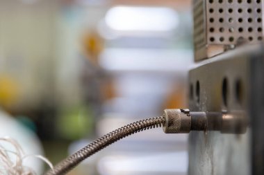 Isıtıcıda termometre var. Endüstriyel makinelerin ısı ölçme aletleri. Sıcaklığı algılamak için kullanılan sensör.