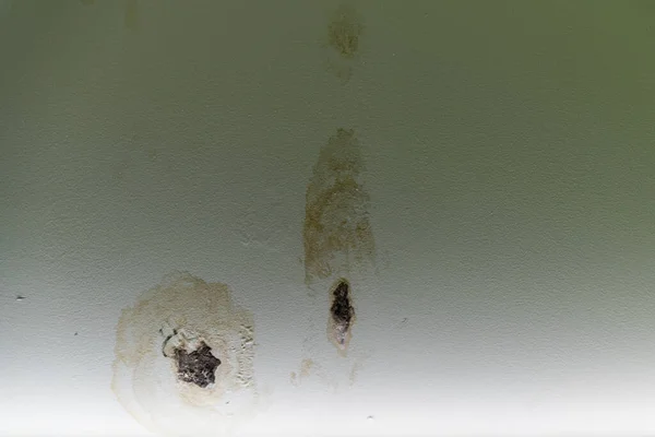 Сломанная Белая Стена Протекающий Потолок Грибок Краске — стоковое фото