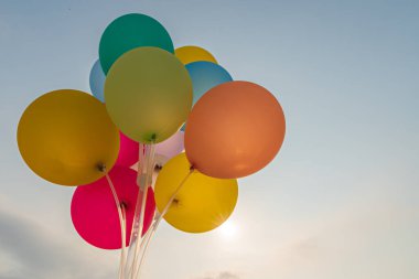 Arka planda çok renkli balonlar. Blue Sky arka planında renkli balonlar. Doğum günü, kutlama ve parti dekorasyonu konsepti. Düğün balayı partisi konsepti.