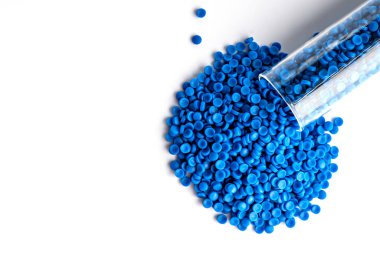 Ezilmiş küçük plastik parçaları. Geri dönüşüm için ezilmiş şişe kapakları. Plastik atıkla plastik kenar karışacak. Plastiği küçültme kavramı.