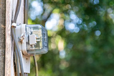 Bulanık gökyüzü arka planında kilovat saat metresi. Elektrik sayacı güç kullanımını ölçüyor. Elektrik İzleme Ekipmanı. ölçüm enerji tüketimi.
