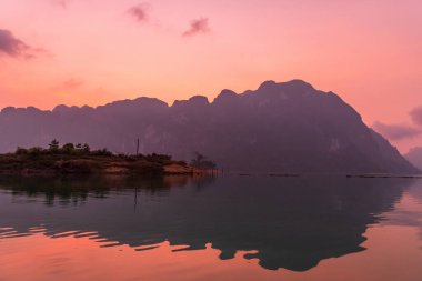 Khao Sok Ulusal Parkı 'nın havadan görünüşü Cheow Lan Barajı Gölü. Gün batımı manzarası. Ratchaprapha Barajı.