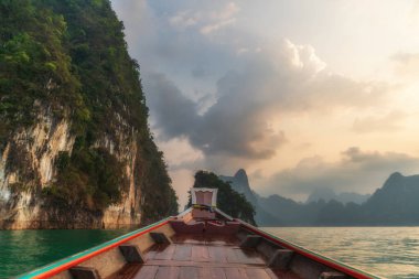 Khao Sok Ulusal Parkı 'nın havadan görünüşü Cheow Lan Barajı Gölü. Gün batımı manzarası. Ratchaprapha Barajı.