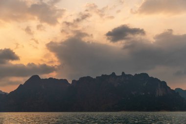 Khao Sok Ulusal Parkı 'nın havadan görünüşü Cheow Lan Barajı Gölü. Gün batımı manzarası. Ratchaprapha Barajı.