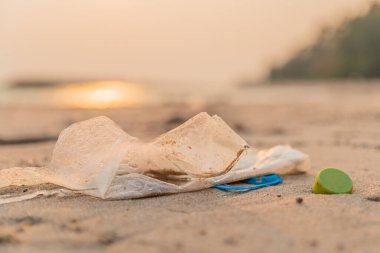 Sahilde çöp. Boş plastik şişe ve kapak kullan. Çevre kirliliği. Güzel denizde plastik israfı.