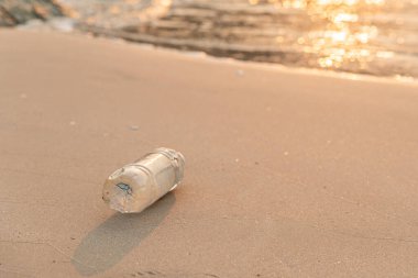 Sahilde çöp. Boş plastik şişe ve kapak kullan. Çevre kirliliği. Güzel denizde plastik israfı.