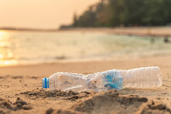 해변의 쓰레기 플라스틱 뚜껑을 사용하라 아름다운 바다에 버리는 쓰레기 로열티 프리 스톡 사진