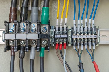 Elektrikçi, elektrik teçhizatını tamir etmek için dijital klemp sayacı kullanıyor. Enerji konsepti. Elektrik kablosu devresi. İşe başlamadan önce Voltaj 'ı kontrol et. Güvenlik önce gelir..