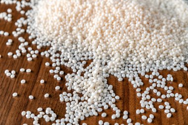 Beyaz plastik tanecikler, plastik polimer tanecikler, polimer topaklar, su boruları yapmak için ham maddeler, petrokimyasallardan plastik ve bileşik ekstrüzyon, bitki polietilen reçinesi..