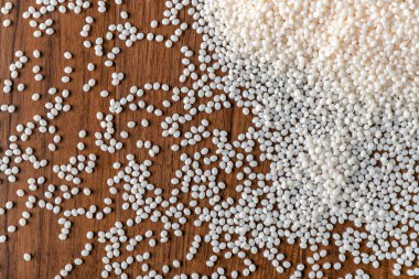 Beyaz plastik tanecikler, plastik polimer tanecikler, polimer topaklar, su boruları yapmak için ham maddeler, petrokimyasallardan plastik ve bileşik ekstrüzyon, bitki polietilen reçinesi..