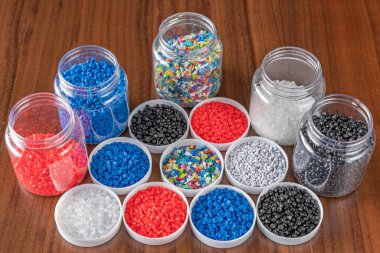 Beyaz plastik tanecikler, plastik polimer tanecikler, polimer topaklar, su boruları yapmak için ham maddeler, petrokimyasallardan plastik ve bileşik ekstrüzyon, bitki polietilen reçinesi..