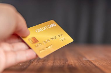 İş adamı çevrimiçi alışveriş için kredi kartını kullanır, Asyalı adam iletişim projesi iş teknolojisi için ekiple bilgisayar toplantısını kullanır, finans işadamı.