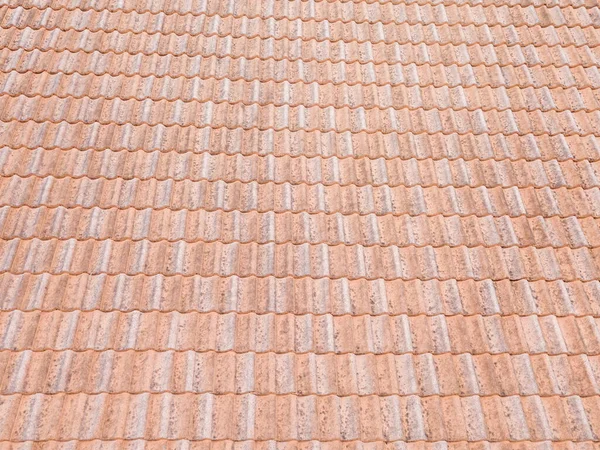 关闭棕色黏土屋顶瓷砖 红色的旧肮脏的屋顶 旧的屋顶瓷砖建筑设备盖房子 — 图库照片