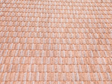 Kahverengi kil çatı kiremitlerini kapatın. Kırmızı, eski, kirli çatı. Eski çatı kiremitleri. İnşaat malzemeleri bir ev inşa ediyor..