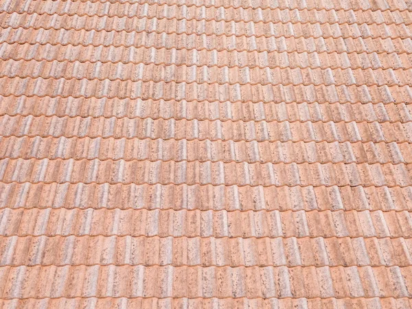 Kahverengi kil çatı kiremitlerini kapatın. Kırmızı, eski, kirli çatı. Eski çatı kiremitleri. İnşaat malzemeleri bir ev inşa ediyor..