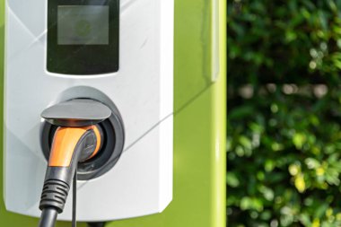 Elektrikli araba şarj istasyonu. Güç kablosu dolgusu. Enerji tüketimini azaltma kavramı.