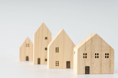 Para Kurtaran Domuz ahşap masada. Para tasarrufu ve finansal konsept. Ev almak için para biriktirme fikri.