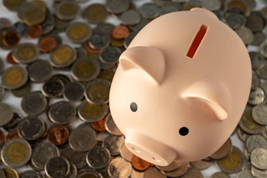 Para Kurtaran Domuz ahşap masada. Para tasarrufu ve finansal konsept. Ev almak için para biriktirme fikri.