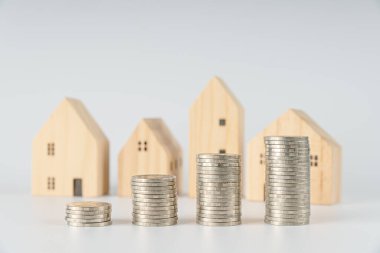 Para Kurtaran Domuz ahşap masada. Para tasarrufu ve finansal konsept. Ev almak için para biriktirme fikri.