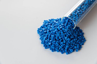 Beyaz plastik tanecikler, plastik polimer tanecikler, polimer topaklar, su boruları yapmak için ham maddeler, petrokimyasallardan plastik ve bileşik ekstrüzyon, bitki polietilen reçinesi..