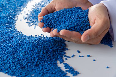 Beyaz plastik tanecikler, plastik polimer tanecikler, polimer topaklar, su boruları yapmak için ham maddeler, petrokimyasallardan plastik ve bileşik ekstrüzyon, bitki polietilen reçinesi..