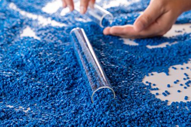 Beyaz plastik tanecikler, plastik polimer tanecikler, polimer topaklar, su boruları yapmak için ham maddeler, petrokimyasallardan plastik ve bileşik ekstrüzyon, bitki polietilen reçinesi..