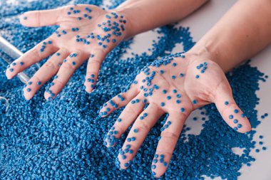 Beyaz plastik tanecikler, plastik polimer tanecikler, polimer topaklar, su boruları yapmak için ham maddeler, petrokimyasallardan plastik ve bileşik ekstrüzyon, bitki polietilen reçinesi..